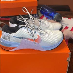 Women’s Nike met con 7’s